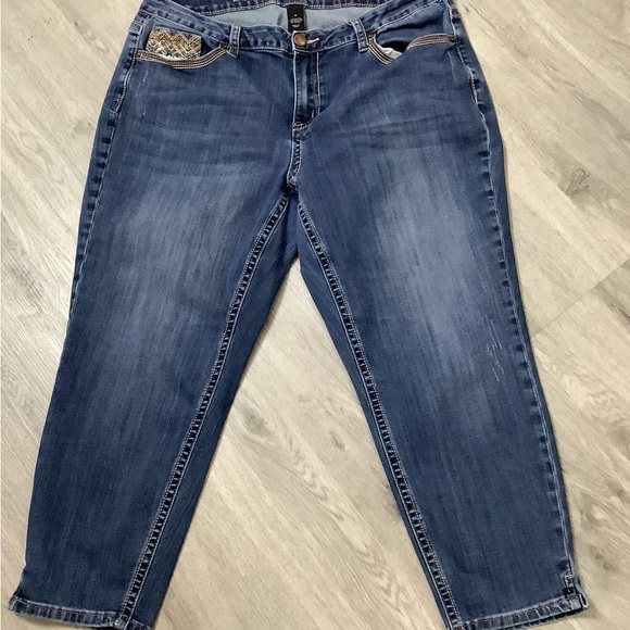 ❤️Lane Bryant Blue Denim Capris Pants Sz 18 Preowned Embellished Back Pockets - Picture 5 of 11